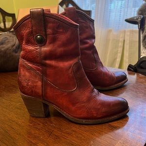 Burgundy Frye Jackie Button Short Boots, size 7.5